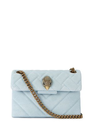 Borsa a tracolla trapuntata in camoscio azzurro chiaro con tracolla a catena color bronzo e fermaglio decorativo a forma di testa di animale sulla patta frontale.