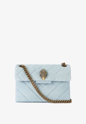 Borsa a tracolla trapuntata in camoscio azzurro chiaro con tracolla a catena color bronzo e fermaglio decorativo a forma di testa di animale sulla patta frontale.