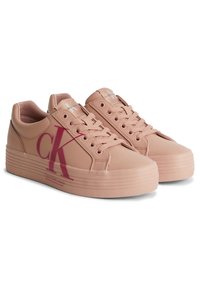 Sneaker rosa di Calvin Klein realizzate in materiale sintetico liscio, con punta rotonda, suola piatta in gomma e prominente logo 'CK' in bordeaux sul lato.