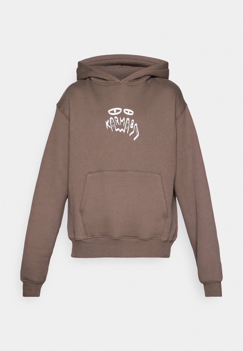 Hoodie marron avec poche frontale et graphique abstrait blanc d'un visage et d'une main au-dessus du mot "KARMA" sur la poitrine.