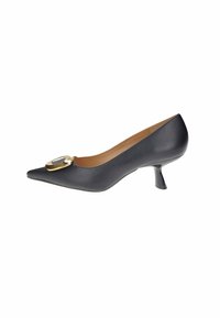 Pump in pelle nera a punta con tacco kitten, presenta una fibbia decorativa oro e nera sul davanti, foderata in tan all'interno e un tacco curvo.