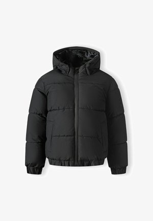 Doudoune noire avec capuche, dotée d'une fermeture éclair à l'avant, de deux poches latérales et de poignets élastiques. Tissu texturé et isolant avec des sections matelassées.