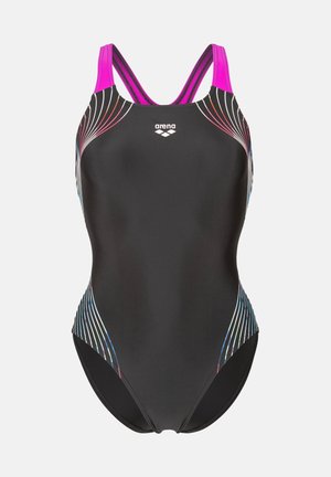 Schwarzer Einteiler mit rosa Trägern und geschwungenen mehrfarbigen Streifenmustern an den Seiten, mit dem Arena-Logo auf der Brust.