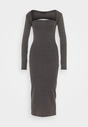 Tumesleeve'ide räbiga kleit tumesinises värvitoonis, nelinurga kaelusega ja lõikega rindade all, figuuri bodycon siluett ja pahkluu pikkus.