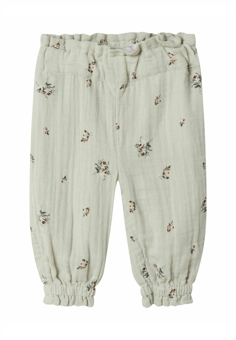 Pantalon de bébé vert clair avec taille et poignets élastiqués froncés, présentant de petites impressions florales dispersées dans des tons doux.