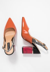 Oranžové lesklé kožené slingback lodičky s špičatou špičkou a vícetekturním blokovým podpatkem s hadím vzorem a růžovým akcentem.