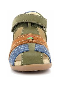 Sandal multicolor con tiras de cuero verde, acentos de tela marrón y azul, diseño de punta abierta y cierre ajustable de Velcro.