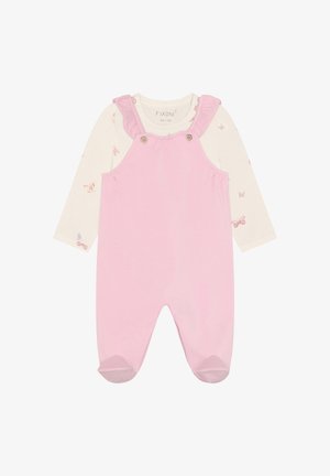 Langærmet cremefarvet babyheldragt med sommerfugleprint under en lyserød ærmeløs romper med flæser og knapstropper.