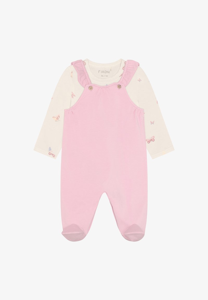 Langärmliger cremefarbener Baby-Body mit Schmetterlingsdruck unter einem rosa ärmellosen, gerafften Strampler mit Knopfträgern und Füßchen.