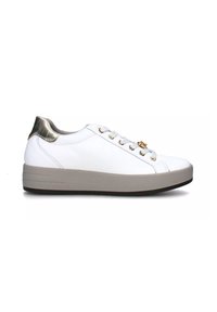 Sneaker bianco in pelle con suola beige texturizzata, dettaglio metallico oro sul tallone e occhiali dorati per i lacci. Design semplice e moderno.