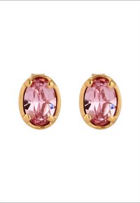 Boucles d'oreilles en ton or avec des cristaux roses ovales sertis dans un design à quatre griffes, mettant en valeur une texture facettée qui reflète la lumière.