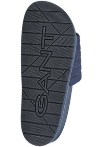 GANT flip-flop zool van zwart rubber, met een gestructureerd grippatroon, verhoogd logo en een blauwe bovenkant met horizontale streepdetails.
