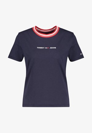 Marineblauwe katoenen T-shirt met een rood en witte gestreepte geribbelde kraag; heeft "TOMMY JEANS" in het wit geborduurd op de voorkant.