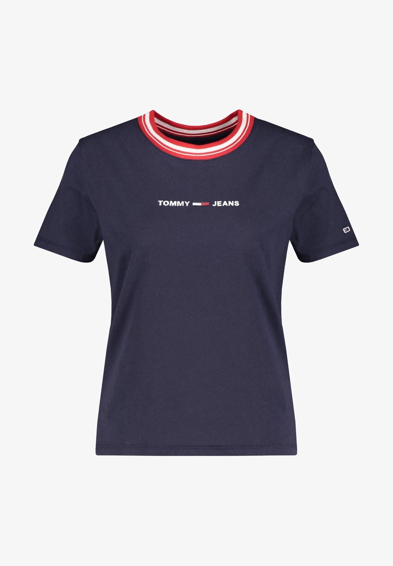 Camiseta de algodón azul marino con cuello de ribete a rayas rojas y blancas; presenta el texto "TOMMY JEANS" bordado en blanco en la parte delantera.