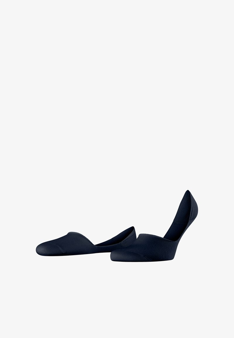 Paire de chaussettes noires invisibles, avec une chaussette partiellement étirée vers le haut sur un fond blanc.