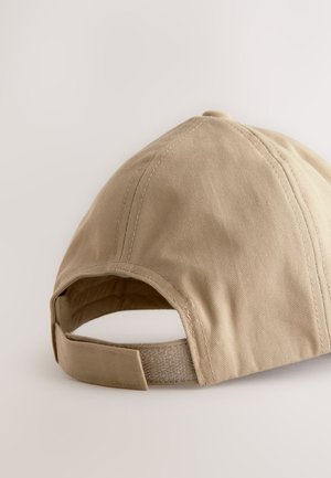 Gorra de béisbol caqui de algodón con visera curva, correa ajustable en la parte trasera y detalles de costuras visibles.