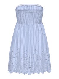 Robe sans bretelles bleu et blanc à rayures verticales avec corsage smocké et broderie ajourée festonnée le long de l'ourlet.
