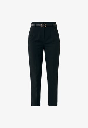 Zwarte op maat gemaakte broeken met een tailleband met een riem en een gouden ronde gesp, geplooide voorkant en taps toelopende zoom bij de enkel.