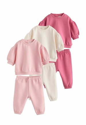 Trei seturi de bluze cu mânecă lungă pentru copii mici și pantaloni cu talie elastică în culorile roz, crem și roz închis, cu mâneci bufante și glezne tivite.