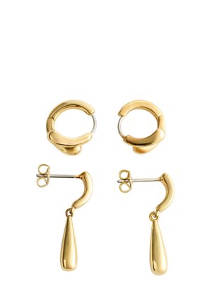 Deux paires de boucles d'oreilles en or sur fond blanc : une paire de style créole, une paire de style goutte avec pendentifs en forme de goutte.