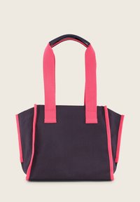 Borsa tote in tela blu navy con manici e rifiniture rosa brillante, forma rettangolare con apertura superiore, costruzione resistente e accenti a contrasto.