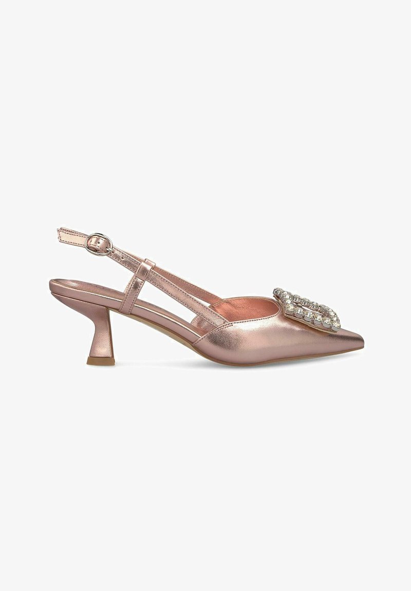 Sandałki na obcasie typu slingback w metalicznej różowej złotej. Posiadają spiczasty nosek, dekoracyjny akcent w postaci klejnotu oraz smukły obcas. Gładka tekstura.