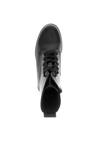 Bottine en cuir noir avec un bout arrondi, un laçage sur le devant et une languette à l'arrière pour un enfilage facile. Texture lisse et design épuré.