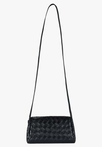 Borsa a tracolla in pelle intrecciata nera con tracolla lunga e sottile e forma rettangolare. Presenta un motivo testurizzato per un dettaglio aggiuntivo.