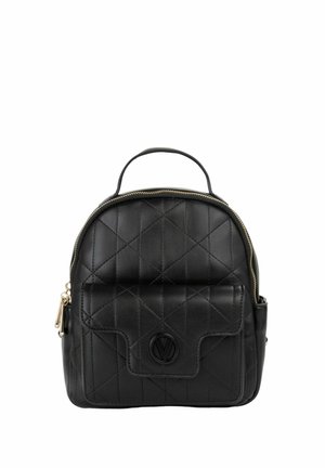 Sac à dos en cuir synthétique noir matelassé avec une forme arrondie, poche avant, ferrures dorées et poignée supérieure pour le transport.