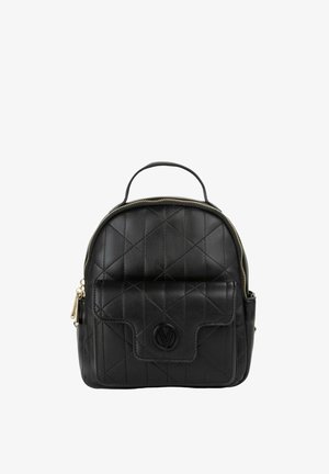 Sac à dos en cuir synthétique noir matelassé avec une forme arrondie, poche avant, ferrures dorées et poignée supérieure pour le transport.