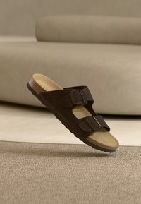 Nevybráno, dark brown