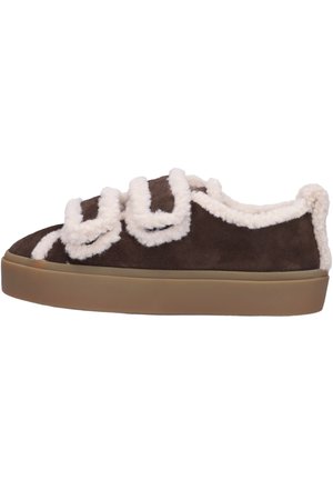 Brązowy zamszowy sneaker z grubą jasnobrązową podeszwą oraz białą puszystą lamówką i paskami po stronie górnej.