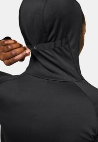 Schwarzer sportlicher Hoodie aus strukturiertem Stoff, mit verstellbarem Kordelzug am Hals und nahtloser Schulterdesign.
