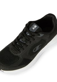 Czarne buty sportowe z siateczki i zamszu, z wiązaniami, amortyzowaną podeszwą i kontrastującą białą podeszwą. Wyraźny detal logo na języku.