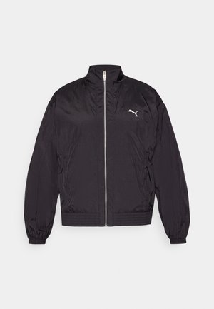 Črna bomber jakna z zadrgo, izdelana iz lahkega materiala, z visokim ovratnikom, elastičnimi manšeti in majhnim belim logotipom na levem prsnem delu.