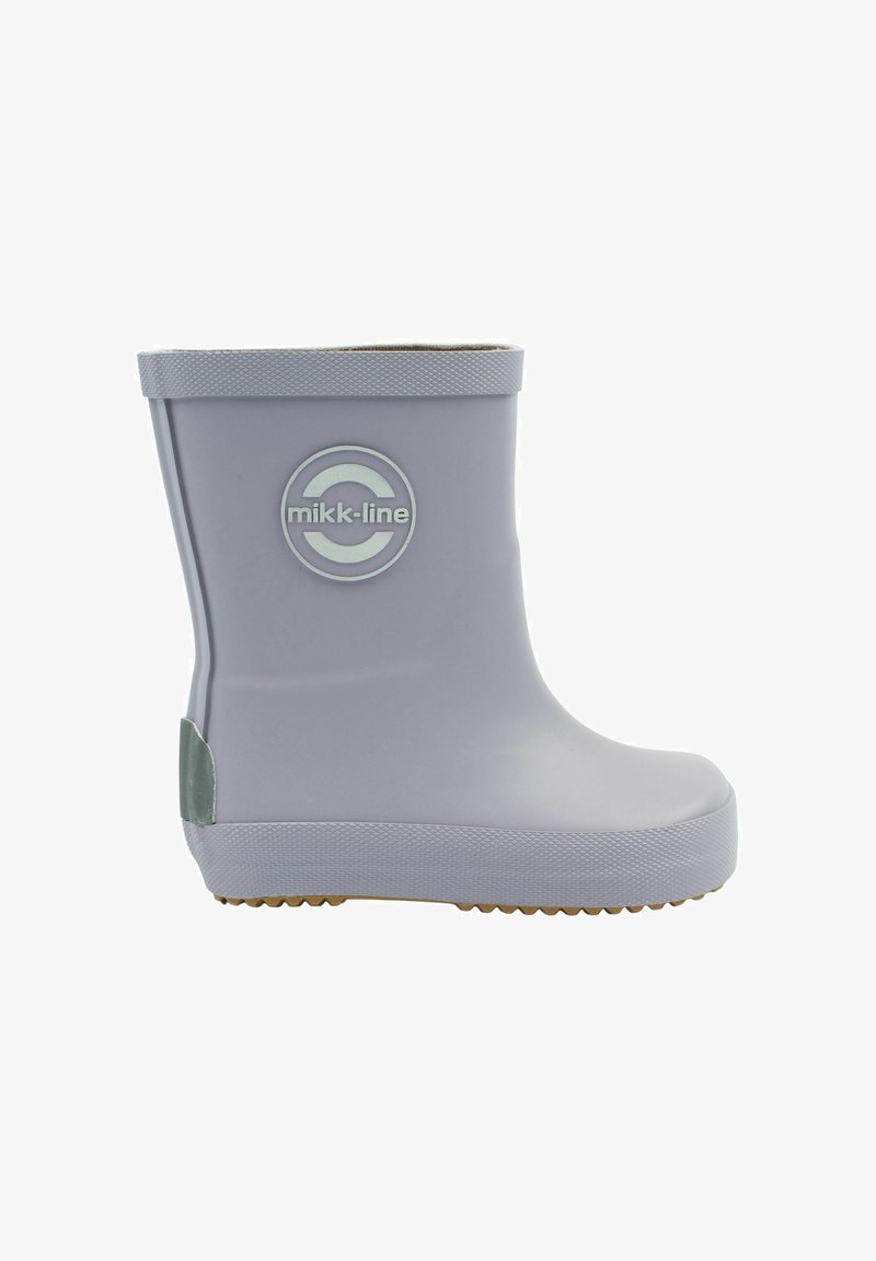 Botte en caoutchouc grise avec un bout arrondi, une texture lisse et un logo sur le côté. Semelle crantée pour une bonne adhérence, design léger.