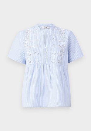 Bluză scurtă de mână, de culoare albastru deschis, cu dungi verticale albe, având un model floral brodat pe yoke și închidere cu nasturi.