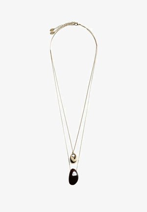 Gouden meerlaagse ketting met twee hangers: een glanzende gouden ovale hanger en een donkere, glanzende druppelhanger. Het delicate kettinkje versterkt de elegantie.