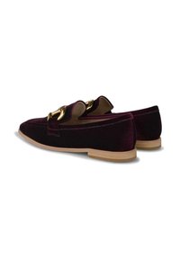 Mocasines de terciopelo en burdeos con detalles en dorado. Punta redonda, perfil bajo y suela de goma clara con acabado texturizado.