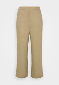 Pantaloni dritti in lino di colore beige tenue, con cintura in vita, design minimalista e risvolti larghi. Texture liscia.