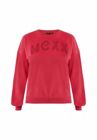 Sudadera roja de manga larga, con puños y cuello acanalados. Presenta las letras "MCXX" en bordado texturizado en la parte frontal.
