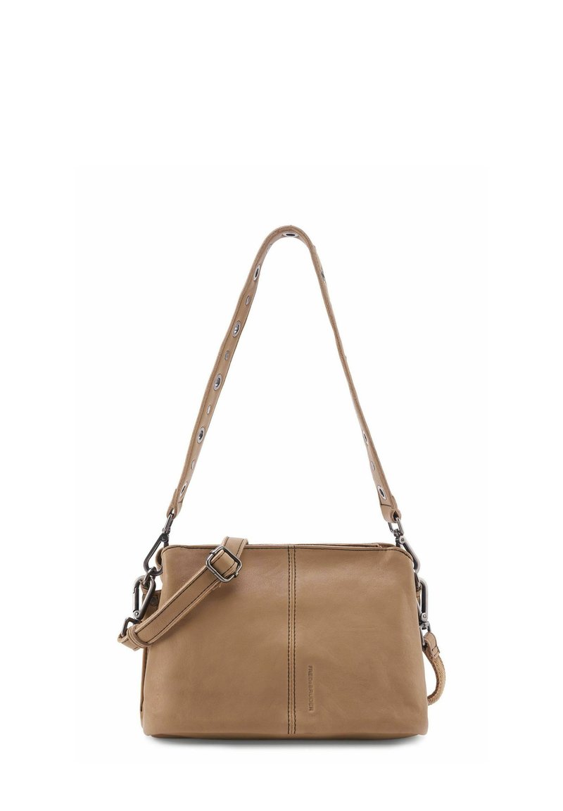 Sac bandoulière en cuir tan avec un design plat, une sangle réglable et des accents en métal argenté. Il dispose d'une fermeture éclair et de coutures minimales.