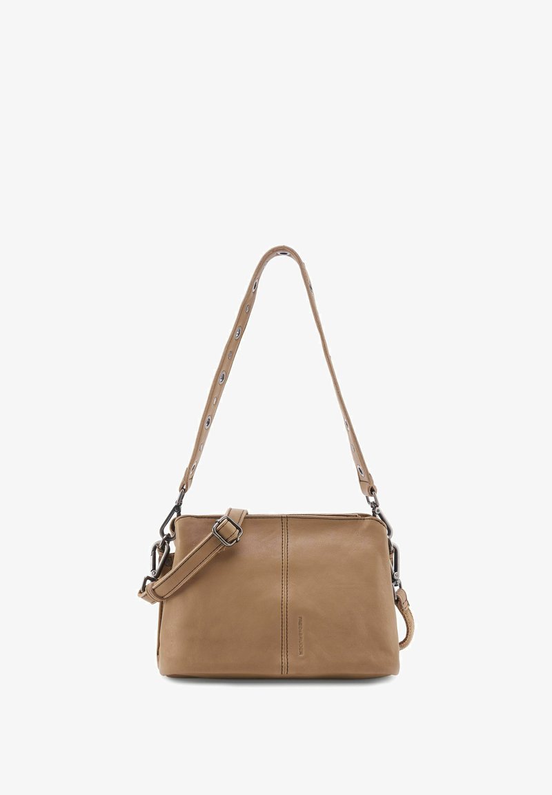 Sac bandoulière en cuir tan avec un design plat, une sangle réglable et des accents en métal argenté. Il dispose d'une fermeture éclair et de coutures minimales.