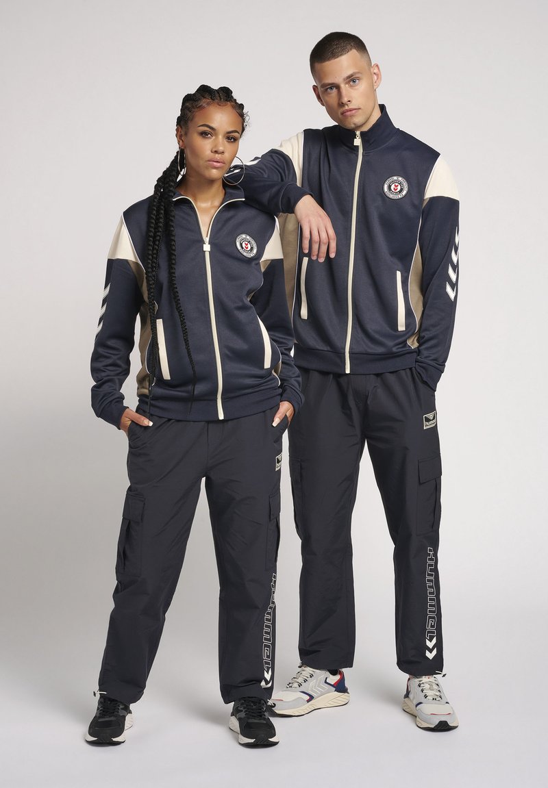 Damen Sportbekleidung | Hummel Hive Übergangsjacke dark navy/dunkelblau - IY49825 Damen Sportbekleidung | Hummel Hive Übergangsjacke dark navy/dunkelblau - IY49825