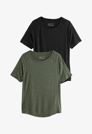 Kaks lühikeste varrukatega T-särki: üks must, teine tume roheline. Mõlemad on sileda tekstuuriga, ümmarguse kaelusega ja raglanvarrukatega mugavuse nimel.