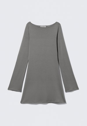 Maglia a maniche lunghe grigia realizzata in un tessuto morbido e liscio. Presenta un ampio scollo a barco e maniche a campana, con una vestibilità comoda.