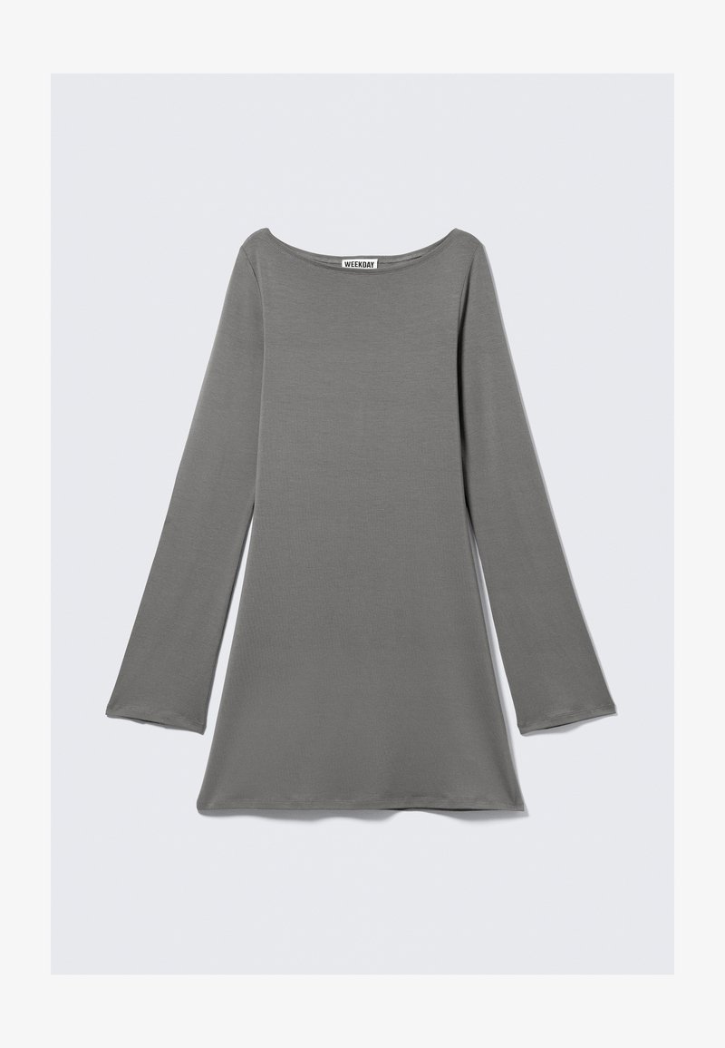 Hosszú ujjú szürke felső, puha, sima anyagból készült. Széles, kerek nyakkivágással és harang alakú ujjakkal rendelkezik, laza szabású.