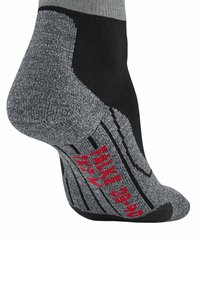 Calzino sportivo nero e grigio con tallone testurizzato, linee di grip e testo stampato rosso. Presenta un polsino a costine e un corpo densamente tessuto per garantirne la durata.