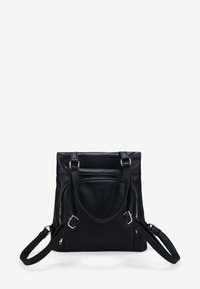 Bolso de mano de cuero negro con doble asa, bolsillo frontal con cremallera, textura suave, forma cuadrada y detalles en tono plata.
