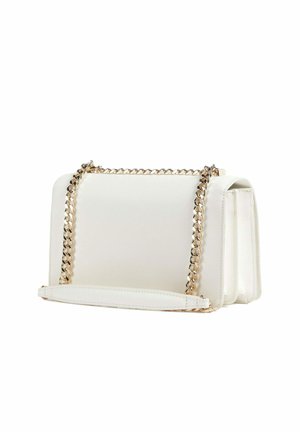 Hvid rektangulær håndtaske i læder med guldkæde og tekstureret finish, der har tre rum i harmonikastil.